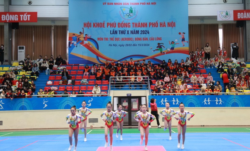Học sinh Hà Nội dự thi Hội khỏe Phù Đổng cấp thành phố môn thể dục aerobic.