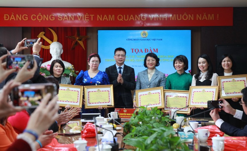 Chủ tịch Công đoàn Giáo dục Việt Nam Nguyễn Ngọc Ân tặng bằng khen cho các nữ giảng viên có thành tích trong phong trào nghiên cứu khoa học và đổi mới sáng tạo năm 2024.