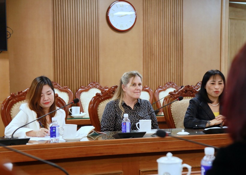 Bà Morgan Lance - Tổng giám đốc Tổ chức OneSky Việt Nam (giữa) chia sẻ tại buổi làm việc.
