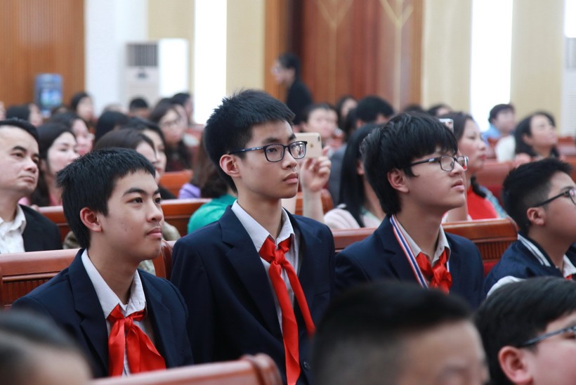 Các đại biểu và học sinh tham dự buổi lễ.