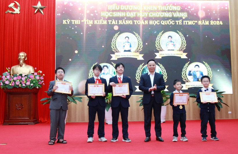 Trao thưởng cho các học sinh đoạt huy chương Vàng.