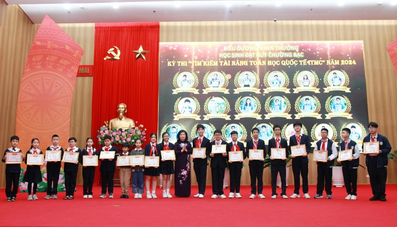 Trao thưởng cho các học sinh đoạt huy chương Bạc.