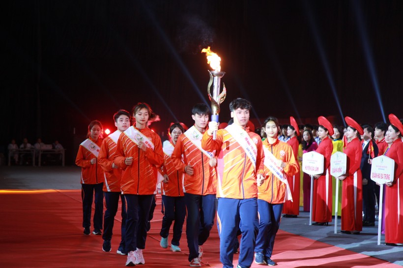 Ngọn lửa truyền thống đang rực cháy tiến vào Cung Điền Kinh Hà Nội, nơi tổ chức Lễ khai mạc HKPĐ thành phố Hà Nội lần thứ X năm 2024.