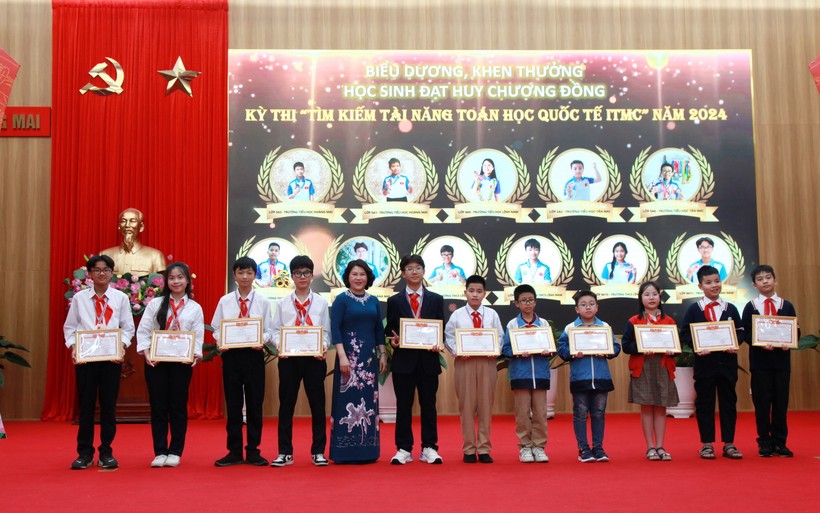 Trao thưởng cho các học sinh đoạt huy chương Đồng.