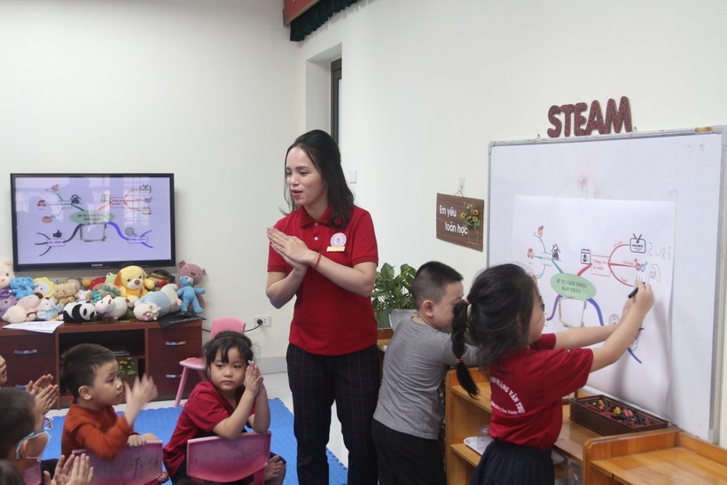 Một giờ học ứng dụng CNTT và STEM của cô trò Trường mầm non Hoàng Văn Thụ, quận Hoàng Mai.