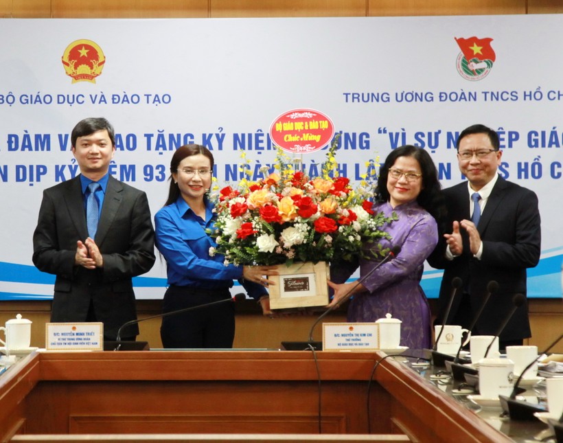 Thứ trưởng Nguyễn Thị Kim Chi, Vụ trưởng Trần Văn Đạt tặng hoa chúc mừng các đồng chí lãnh đạo Trung ương Đoàn.