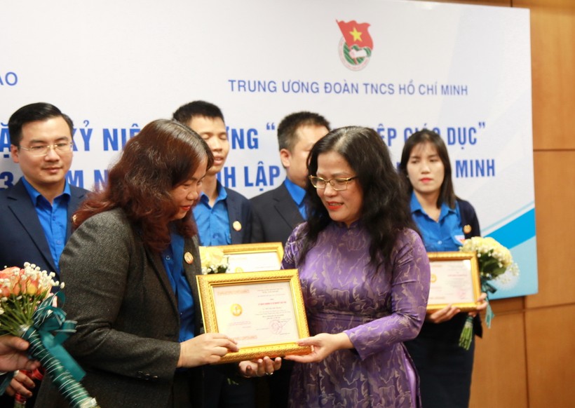 Thứ trưởng Bộ GD&ĐT Nguyễn Thị Kim Chi trao kỷ niệm chương Vì sự nghiệp giáo dục cho các cán bộ Trung ương Đoàn.
