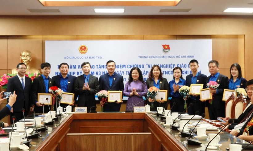 Thứ trưởng Nguyễn Thị Kim Chi trao kỷ niệm chương “Vì sự nghiệp giáo dục” cho các đồng chí cán bộ Trung ương Đoàn.
