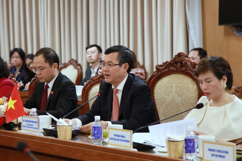 Thứ trưởng Bộ GD&ĐT Nguyễn Văn Phúc phát biểu tại buổi làm việc.