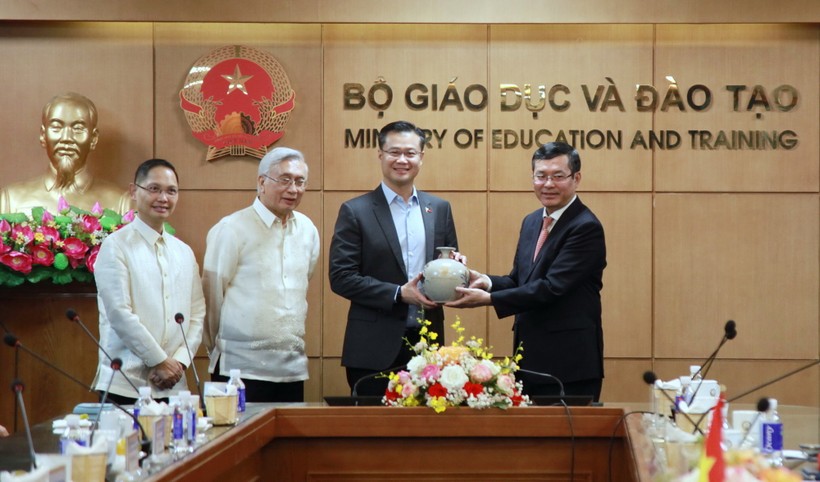 Thứ trưởng Nguyễn Văn Phúc tặng quà lưu niệm cho đoàn công tác của Ủy ban Giáo dục Quốc hội Philippines.