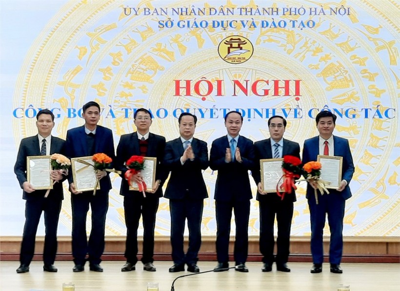 Lãnh đạo Sở GD&ĐT Hà Nội trao quyết định và tặng hoa 5 hiệu trưởng mới được bổ nhiệm.