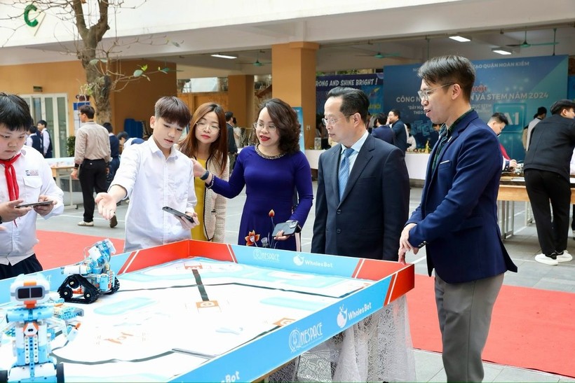 Lãnh đạo Sở GD&ĐT Hà Nội cùng học sinh trải nghiệm các sản phẩm STEM.