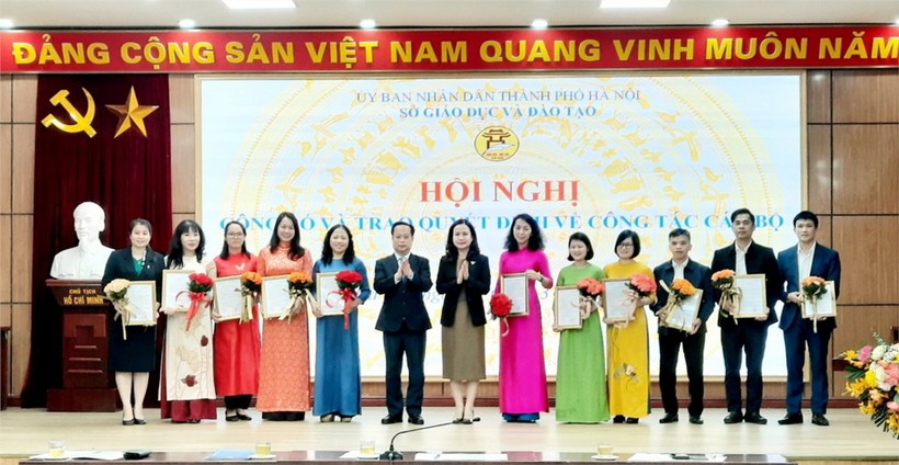 Lãnh đạo Sở GD&ĐT Hà Nội trao quyết định công nhận, công nhận lại cán bộ quản lý các trường tư thục.