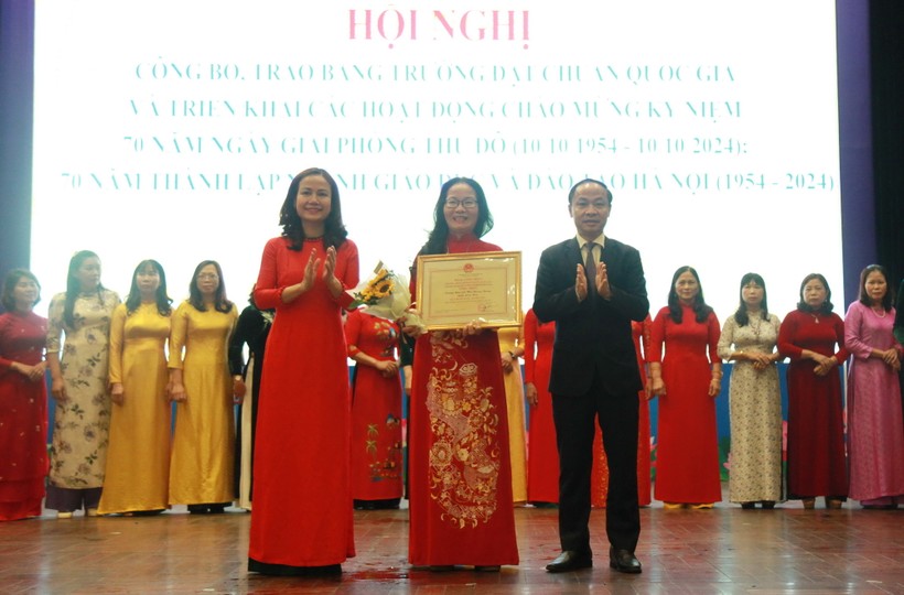 Phó Giám đốc Sở GD&ĐT Hà Nội Nguyễn Quang Tuấn, Phó Giám đốc Sở GD&ĐT Hà Nội Vương Hương Giang trao bằng công nhận trường đạt chuẩn quốc gia cho các đơn vị.