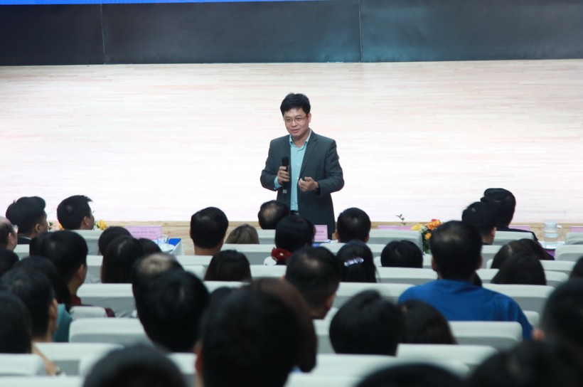 Ông Nguyễn Xuân Thành - Vụ trưởng Vụ Giáo dục Trung học, Bộ GD&ĐT chia sẻ thông tin tại hội thảo.