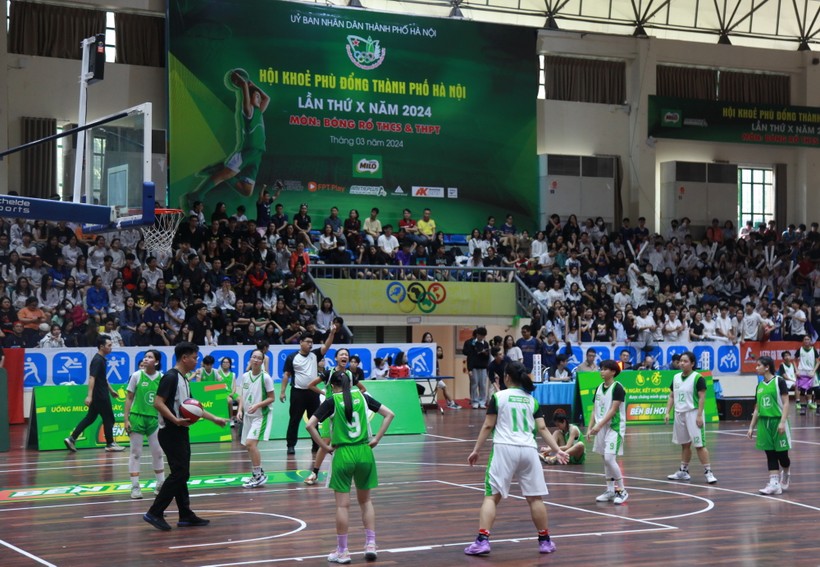 Trận đấu trong trận chung kết nữ THPT giữa hai đội THPT Phan Đình Phùng và THPT Yên Hòa.
