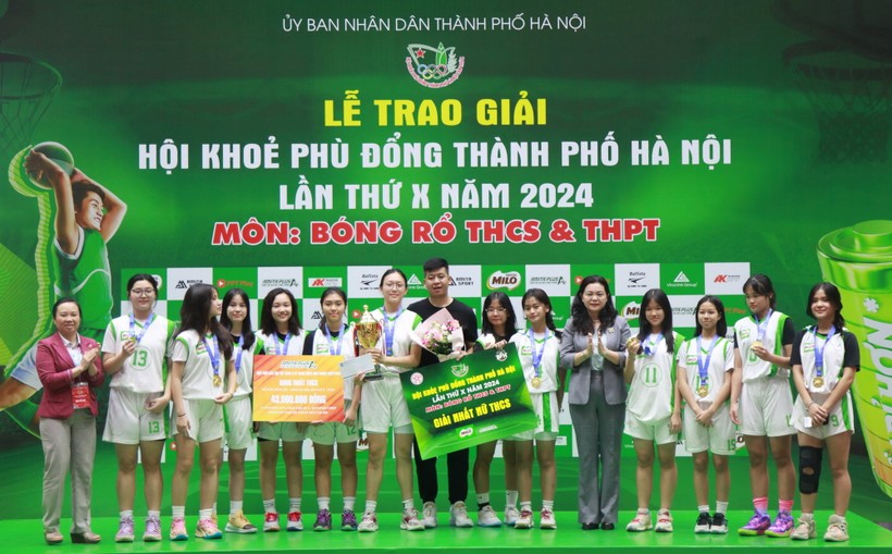 Phó Giám đốc Sở GD&ĐT Hà Nội Trần Lưu Hoa trao cúp vô địch cho đội nữ THCS đến từ Trường THCS Vinschool Times City quận Hai Bà Trưng.