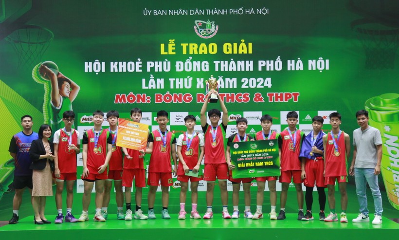 Ban tổ chức trao cúp vô địch nội dung Nam THCS cho đội bóng Trường THCS Vinschool Times City quận Hai Bà Trưng.