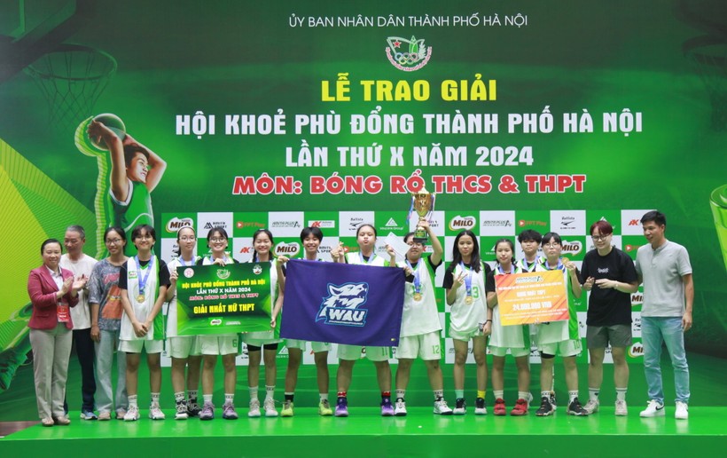 Ban tổ chức trao cúp vô địch nội dung Nữ THPT cho đội bóng Trường THPT Phan Đình Phùng.