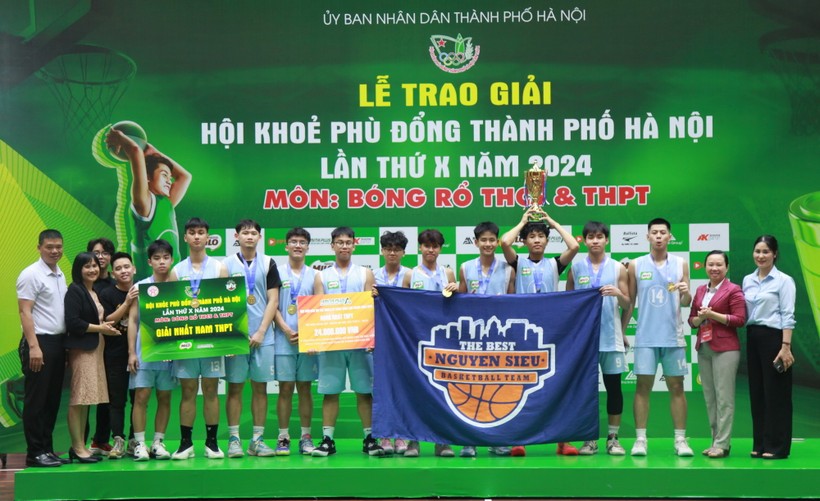 Ban tổ chức trao cúp vô địch nội dung Nam THPT cho đội bóng Trường THPT Nguyễn Siêu.