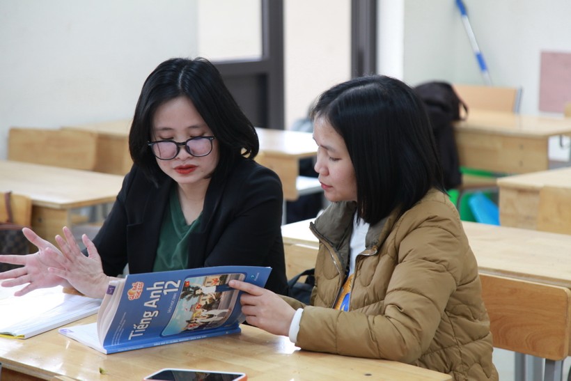 Giáo viên Hà Nội thảo luận về sách giáo khoa tiếng Anh lớp 12 theo Chương trình GDPT 2018.