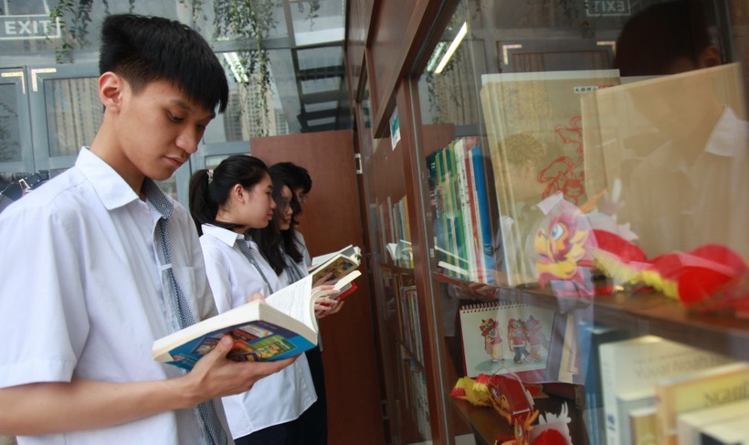 Học sinh đọc sách trong không gian thư viện xanh.