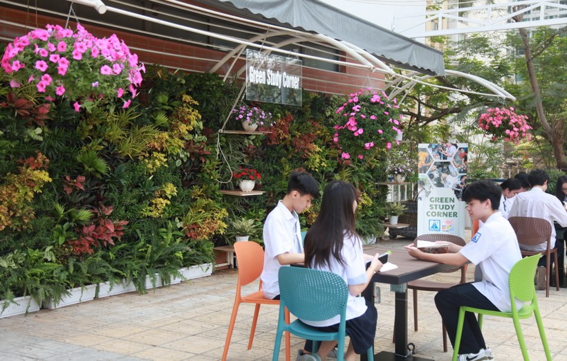 Câu lạc bộ Green Hanoi - Amsterdam đã lên ý tưởng phát triển không gian thư viện mini trước đây tại sảnh A trong khuôn viên nhà trường thành một không gian học tập thân thiện.