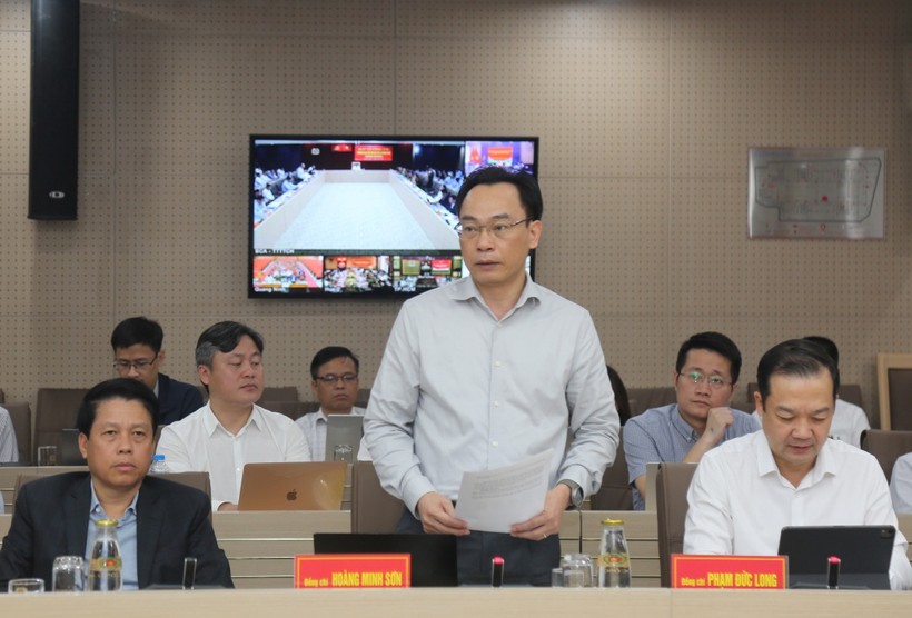 Thứ trưởng Bộ GD&ĐT Hoàng Minh Sơn tham luận tại phiên họp.