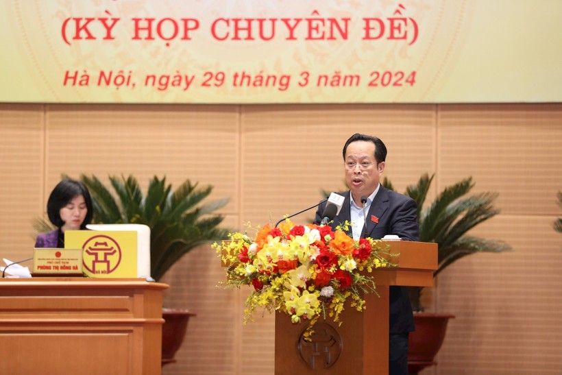 Giám đốc Sở GD&ĐT Hà Nội Trần Thế Cương báo cáo tờ trình tại kỳ họp.