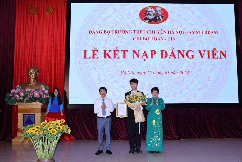 Bí thư Đảng bộ Trường THPT chuyên Hà Nội - Amsterdam Trần Thủy Dương và đại diện Quận ủy Cầu Giấy trao quyết định kết nạp Đảng cho học sinh Đặng Nguyễn Đức Huy.