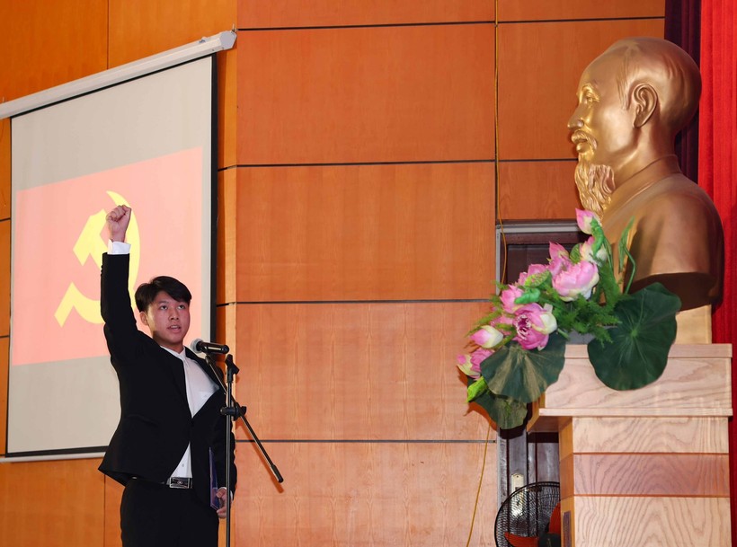 Đặng Nguyễn Đức Huy là học sinh thứ 13 của Trường THPT chuyên Hà Nội - Amsterdam được kết nạp Đảng.