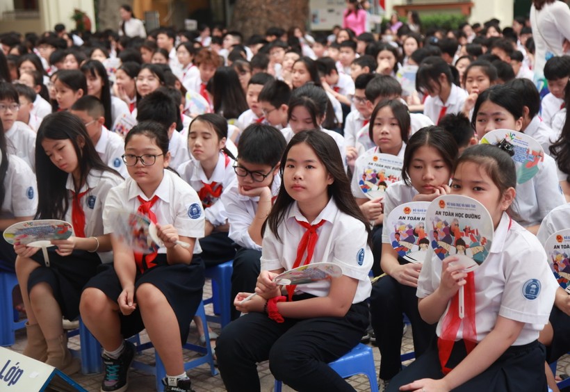 Học sinh Trường THCS Nguyễn Công Trứ (quận Ba Đình, Hà Nội) hưởng ứng lễ phát động.