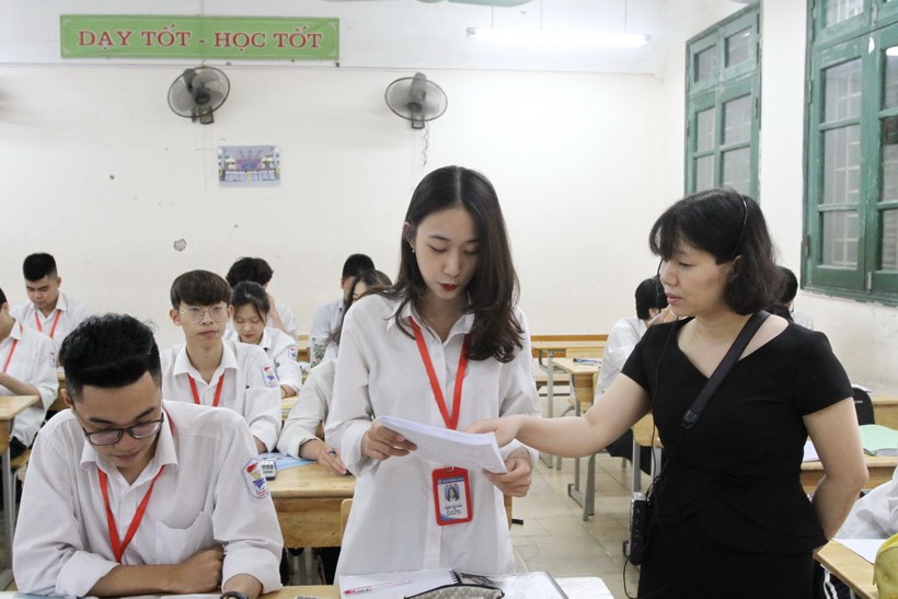 Học sinh Trường THPT Trần Hưng Đạo (quận Thanh Xuân) ôn thi tốt nghiệp THPT.