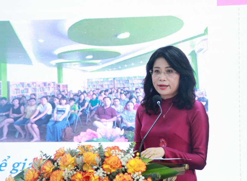 Bà Lê Kim Anh - Hiệu trưởng Trường THCS Cầu Giấy (quận Cầu Giấy) tham luận tại hội thảo.