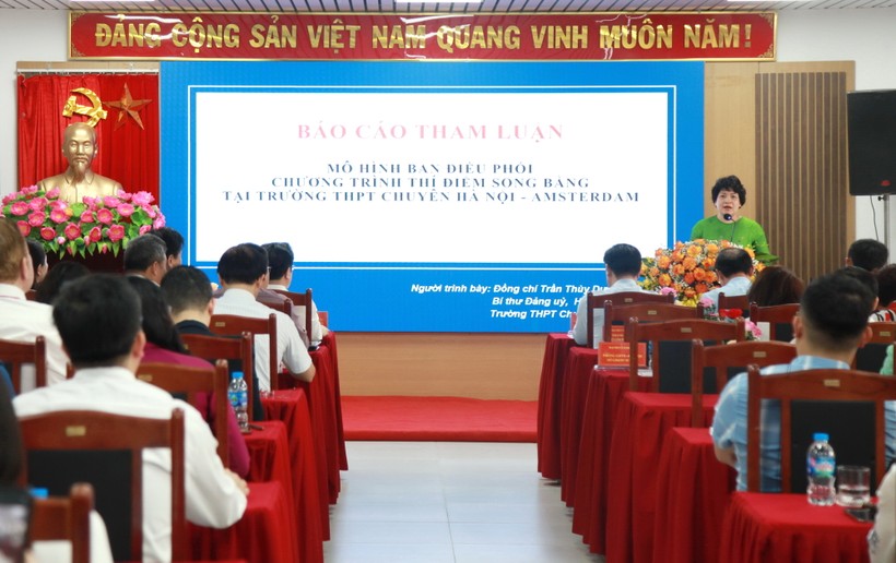 Bà Trần Thùy Dương - Hiệu trưởng Trường THPT chuyên Hà Nội - Amsterdam tham luận tại hội thảo.