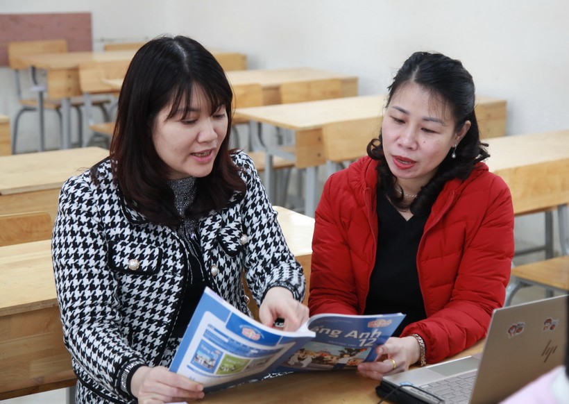 Giáo viên Hà Nội chọn sách giáo khoa lớp 12.