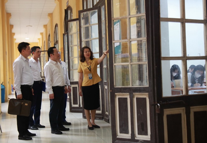 Lãnh đạo Sở GD&ĐT Hà Nội kiểm tra công tác tổ chức khảo sát tại Trường THPT Phan Đình Phùng.