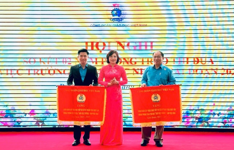 Bà Đặng Hoàng Anh - Phó Chủ tịch Công đoàn Giáo dục Việt Nam tặng Cờ thi đua cho 2 tập thể có thành tích xuất sắc.