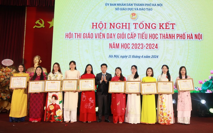 Công đoàn ngành Giáo dục Hà Nội đã tặng giấy khen cho 10 nhà giáo đã có thành tích đổi mới sáng tạo tại hội thi.
