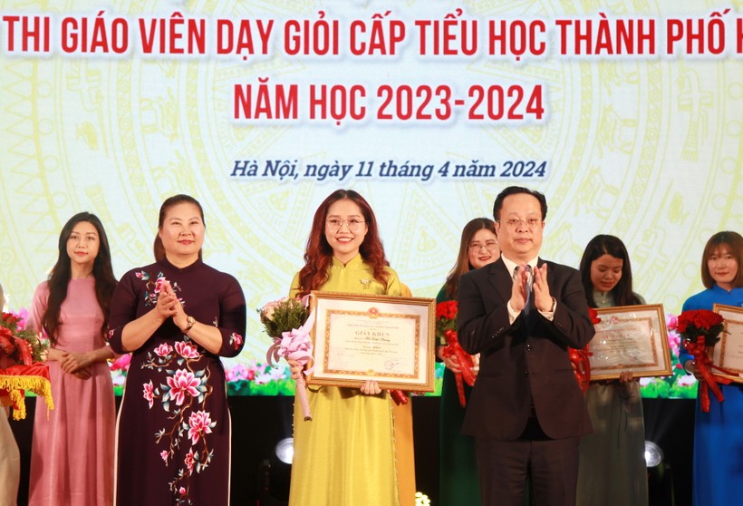 Giám đốc Sở GD&ĐT Hà Nội Trần Thế Cương và Phó Vụ trưởng Vụ Giáo dục Tiểu học Trịnh Hoài Thu tặng giấy khen cho giáo viên đoạt giải Nhất.