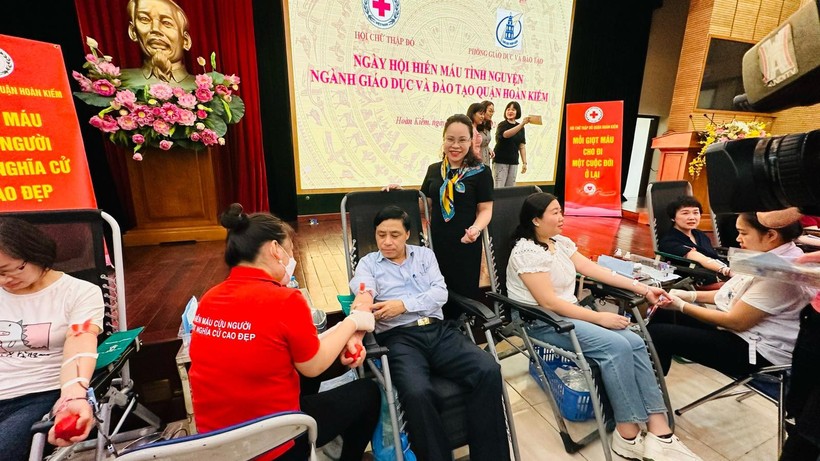 Cán bộ giáo viên quận Hoàn Kiếm tham dự ngày hiến máu tình nguyện.