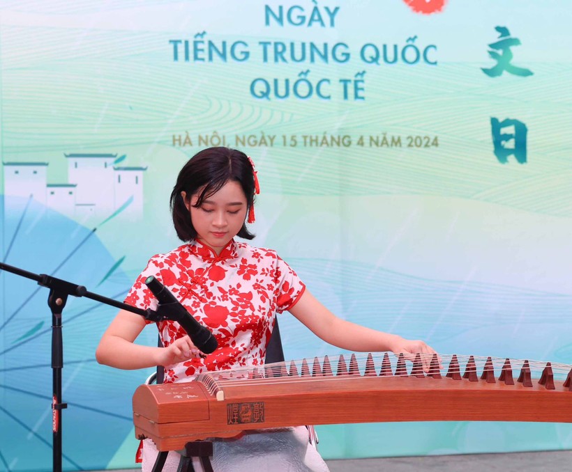 Nguyễn Hà Anh - học sinh lớp 11 chuyên Tiếng Trung biểu diễn đàn tranh.