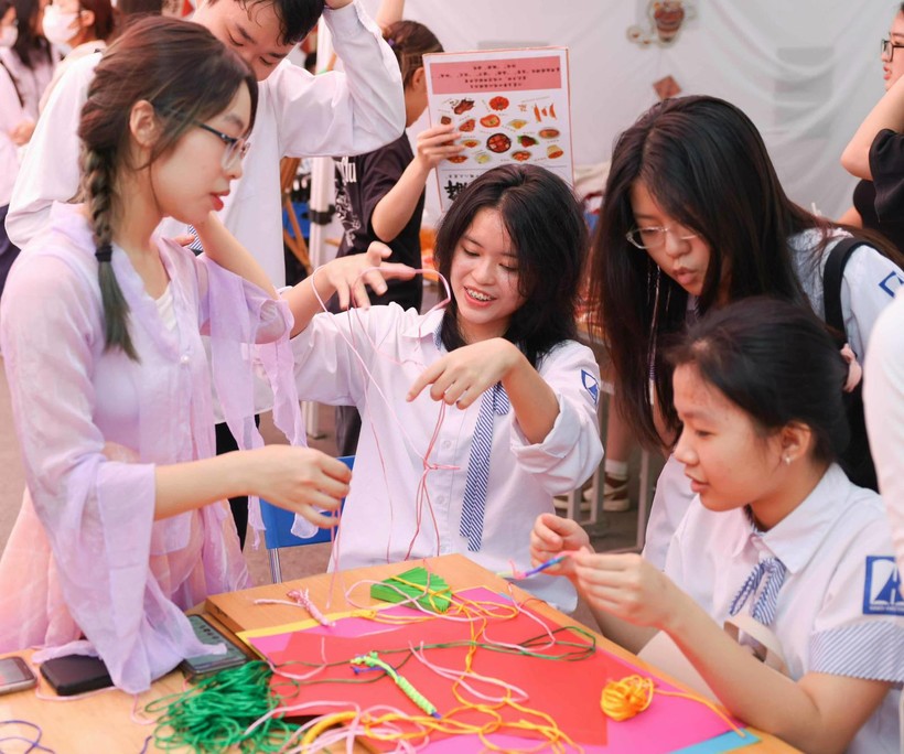 Học sinh trải nghiệm văn hóa Trung Quốc.