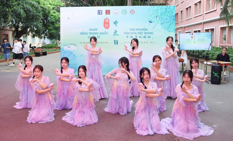 Học sinh Hà Nội biểu diễn tại buổi giao lưu.