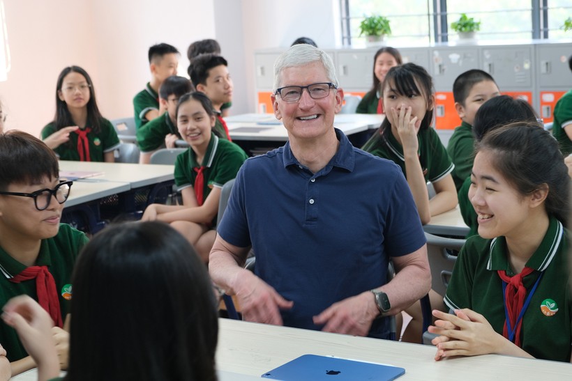 Ông Tim Cook, Tổng giám đốc Apple giao lưu cùng học sinh trường Ngôi sao Hà Nội. Ảnh: VnExpress