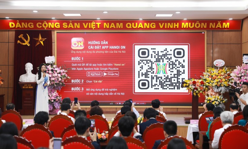 Ban tổ chức hướng dẫn cài đặt App Hanoi On.