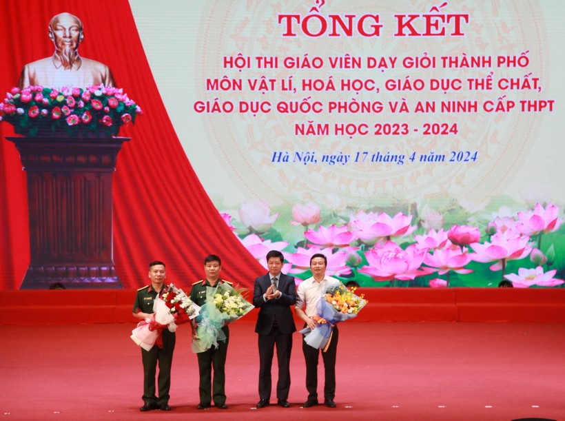 Phó Giám đốc Sở GD&amp;ĐT Hà Nội tặng hoa chúc mừng Ban Giám khảo của hội thi.