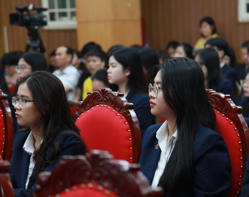 Học sinh lớp 12 Trường THPT Việt Đức, quận Hoàn Kiếm đại diện cho hơn 100 nghìn học sinh lớp 12 tại Hà Nội tham dự lễ khởi động chương trình.