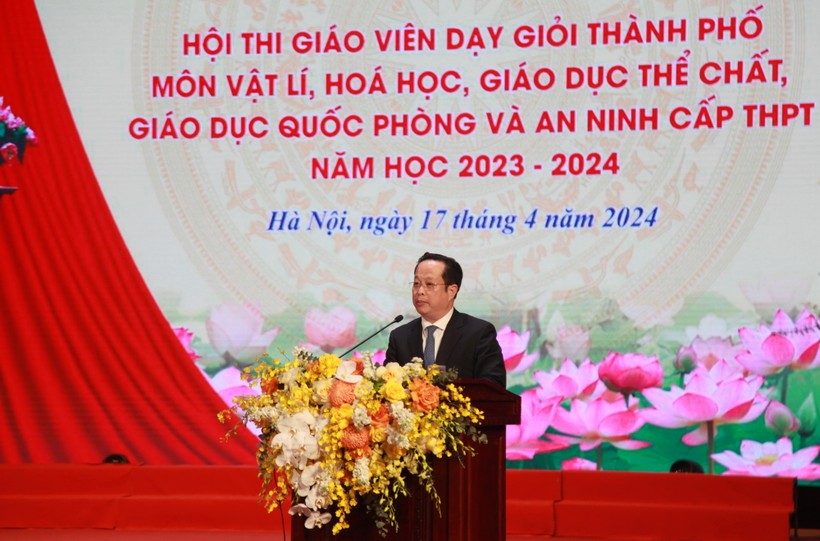 Giám đốc Sở GD&amp;ĐT Hà Nội Trần Thế Cương phát biểu tại lễ tổng kết.