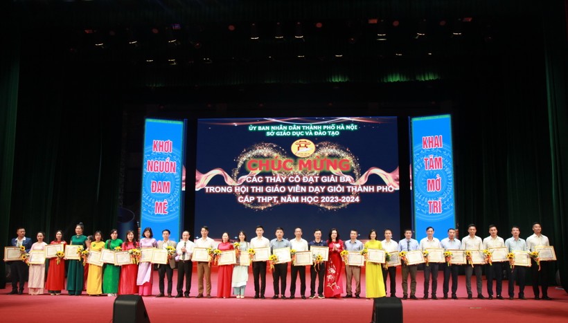 Ban tổ chức tặng giấy khen cho các giáo viên đoạt giải Ba.